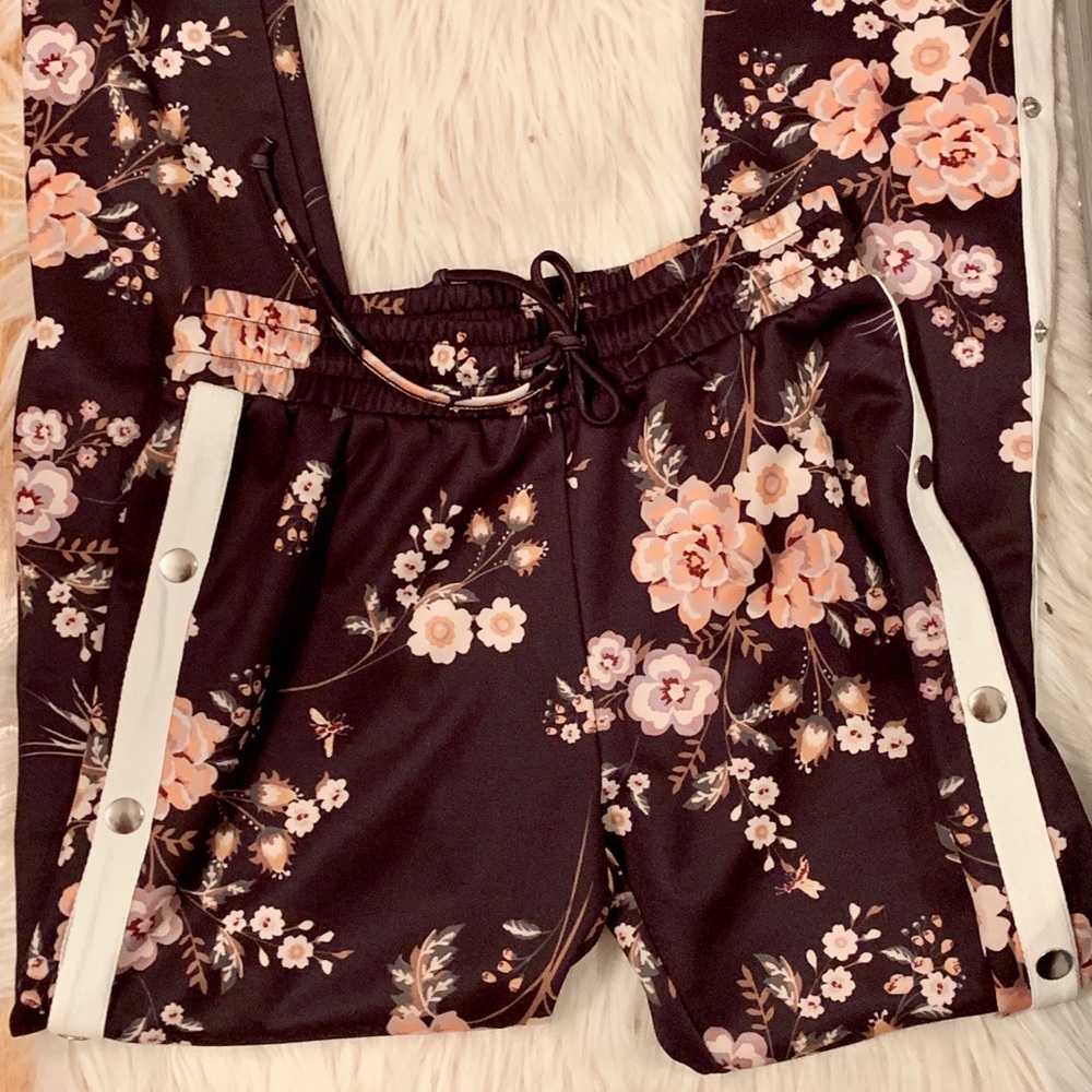 Love Five snap up printed pants